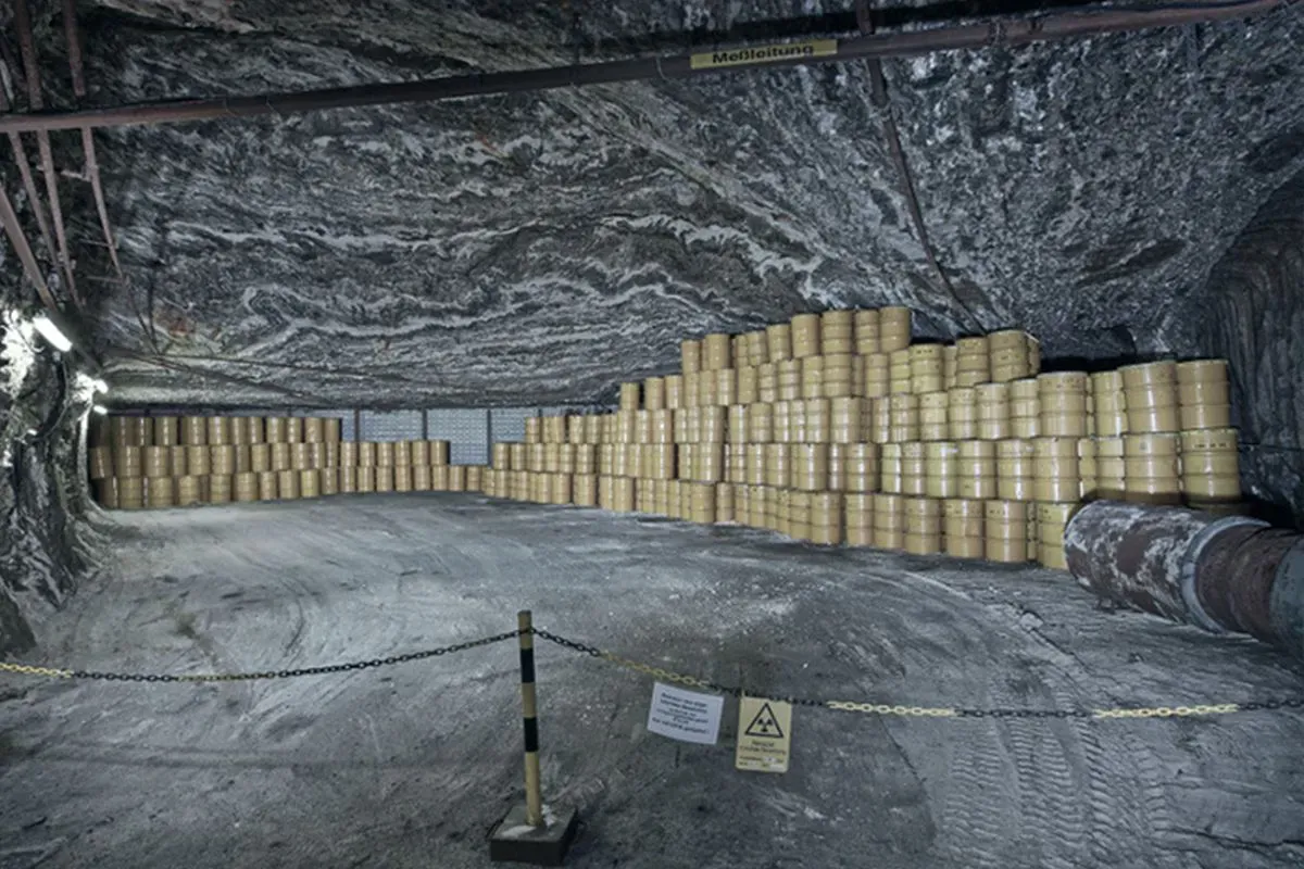 Gelbe Tonnen werden unter Tage gelagert. Ein Schild warnt vor Radioaktivität.